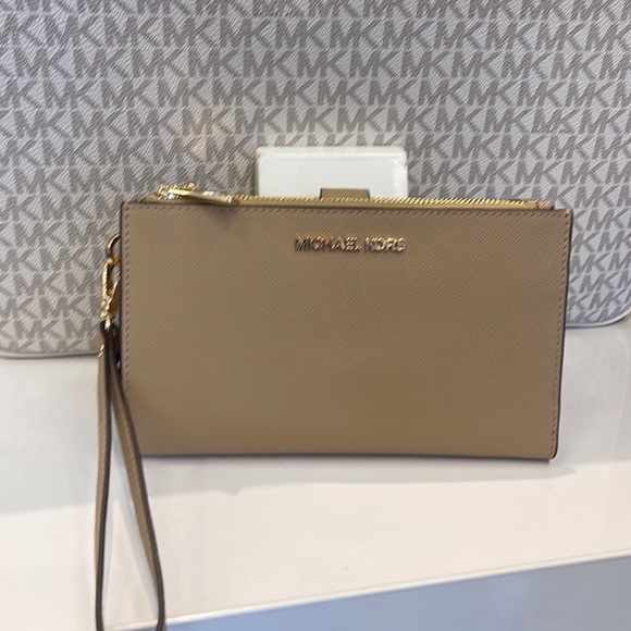 MICHAEL KORS LARGE DOUBLE ZIP WRISTLET WALLET PHONE CASE CLUTCH 
Camel
NWT - Picture 2 of 16